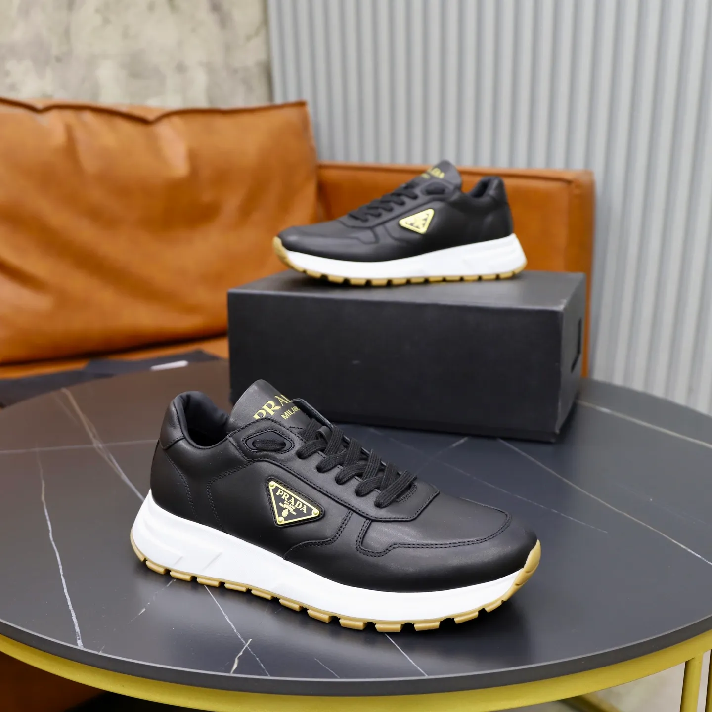 Factory price: 600💰Top original order Brand: PRADA (Prada) Standard code: Men's size 38/44 (45 can be customized) Grade: Same as the official website Material: Original cowhide stitching, cowhide lining, original combination two-color wear-resistant soft outsole Style category: casual sports version, young fashion, European and American trend, British style Color: actual picture color